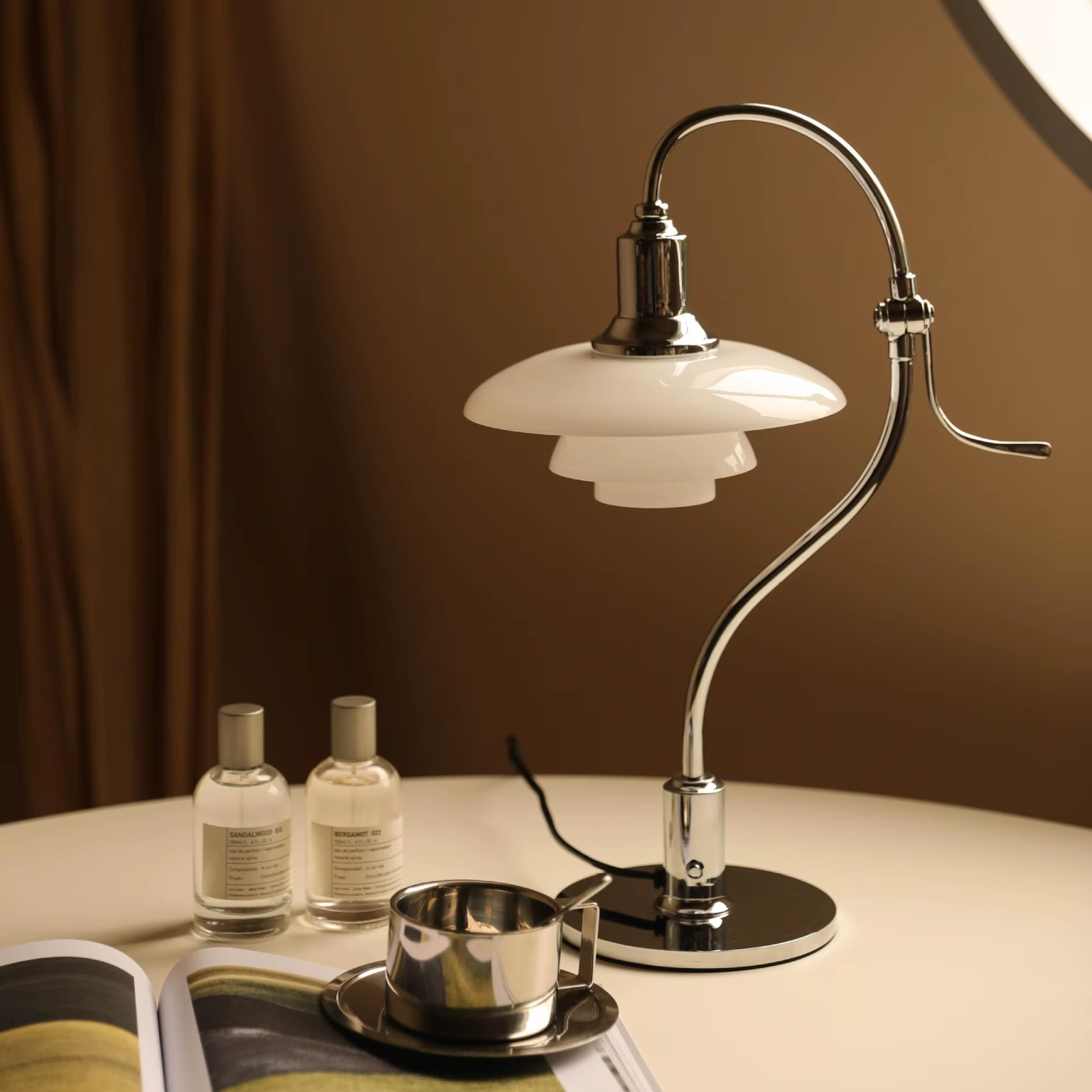 Raffinatezza Luminosa con Lampada da Comodino Decorativa