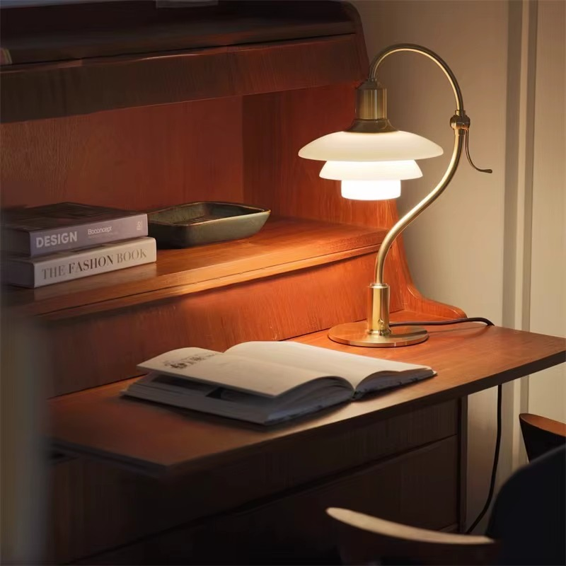 Raffinatezza Luminosa con Lampada da Comodino Decorativa