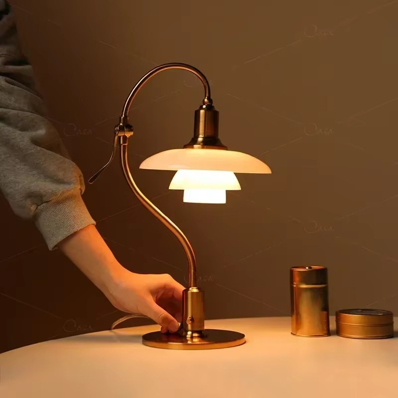 Raffinatezza Luminosa con Lampada da Comodino Decorativa