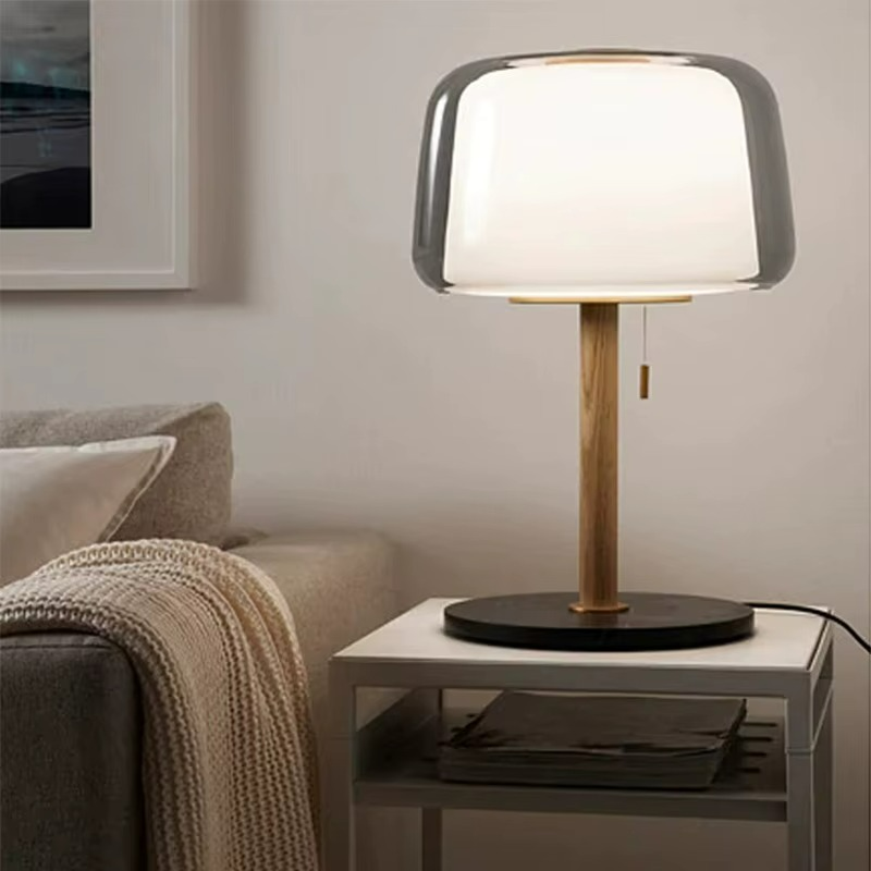 Eleganza Nordica con Lampada da Comodino di Design