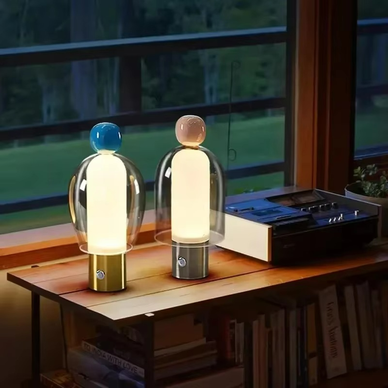 Minimalismo Elegante con Lampada da Tavolo in Vetro