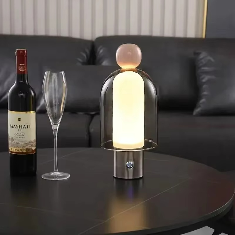 Minimalismo Elegante con Lampada da Tavolo in Vetro