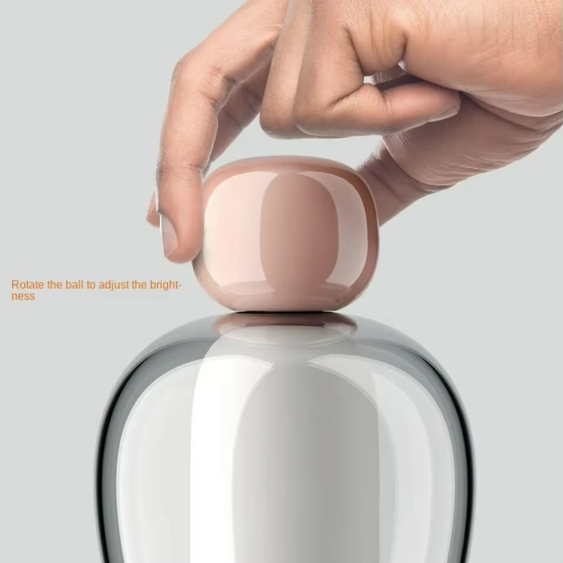 Minimalismo Elegante con Lampada da Tavolo in Vetro