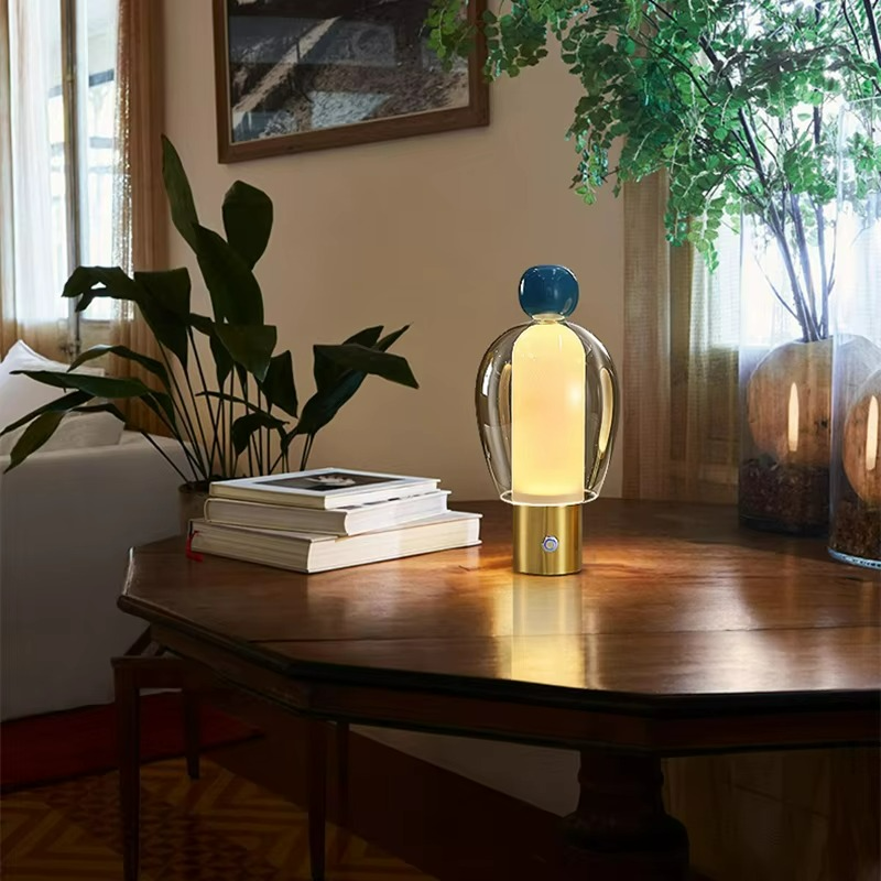 Minimalismo Elegante con Lampada da Tavolo in Vetro