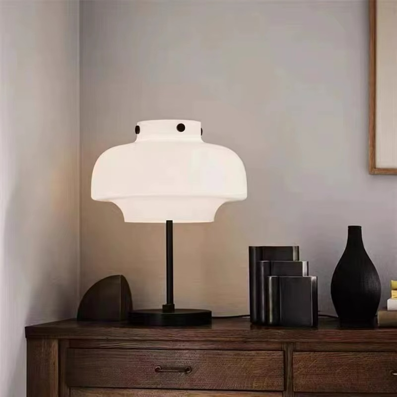 Eleganza Accogliente con Lampada da Comodino in Vetro