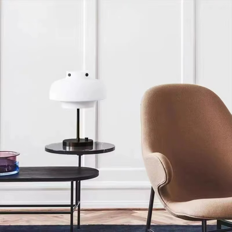 Eleganza Accogliente con Lampada da Comodino in Vetro