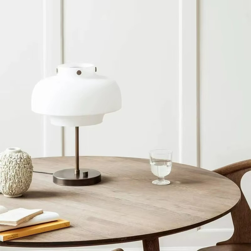 Eleganza Accogliente con Lampada da Comodino in Vetro