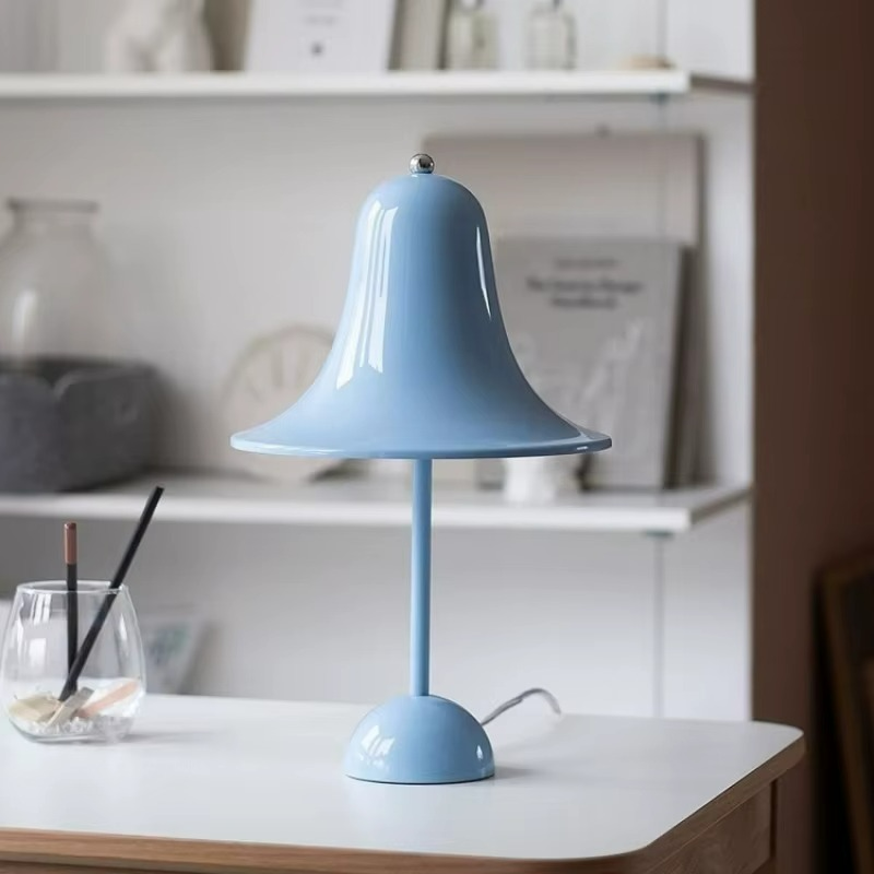 Eleganza Nordica con Lampada da Tavolo a Campana