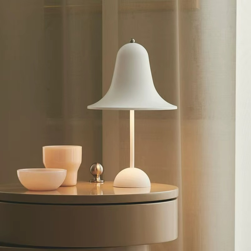 Eleganza Nordica con Lampada da Tavolo a Campana