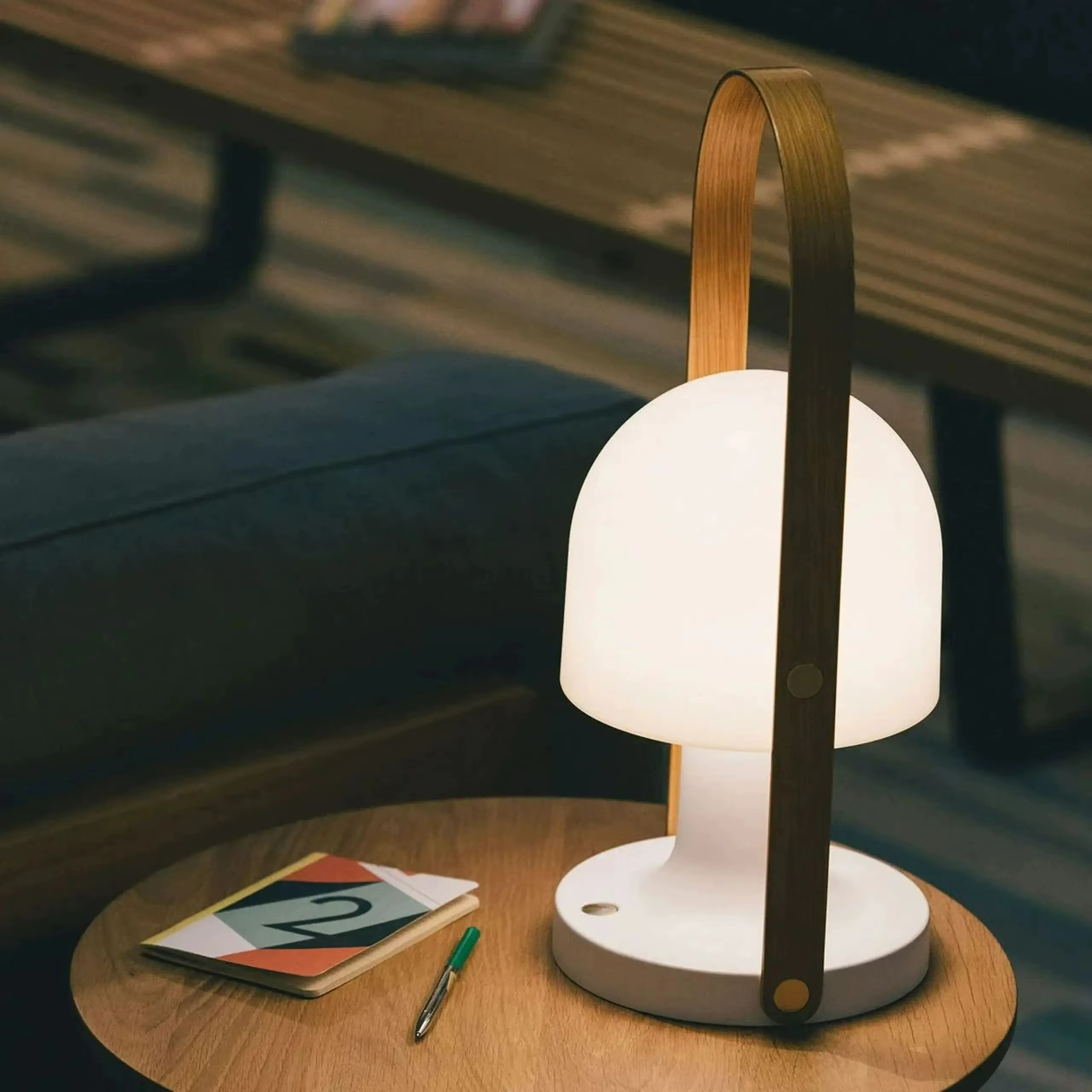 Lampada da Tavolo LED in Ferro con Design Elegante: Luce Moderna Senza Confini