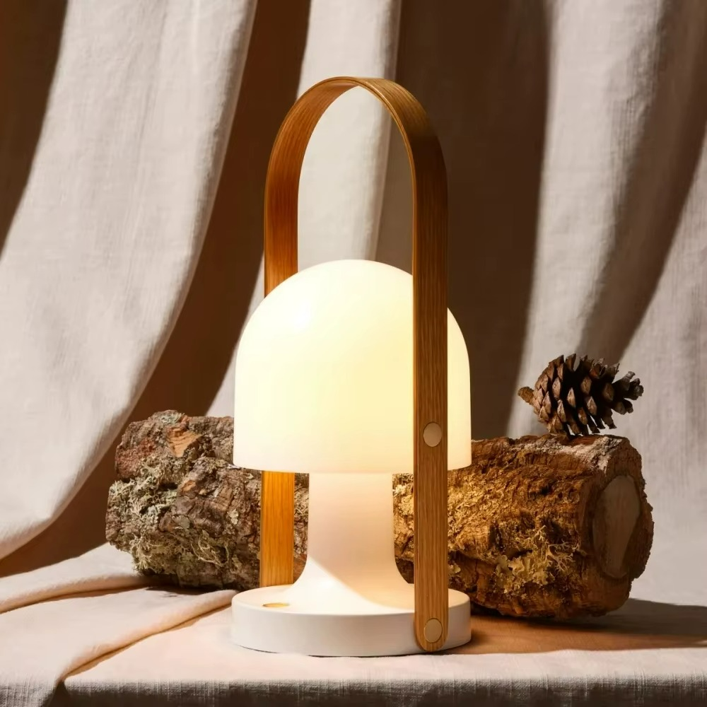 Lampada da Tavolo LED in Ferro con Design Elegante: Luce Moderna Senza Confini