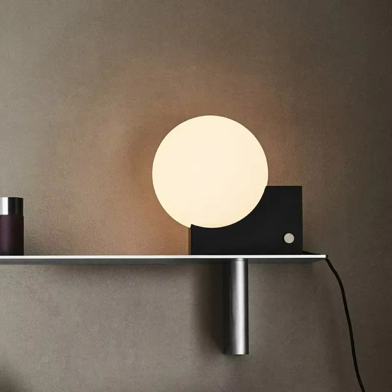 Eleganza Lunare con Lampada da Tavolo Decorativa Nordica