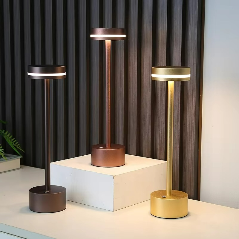 Illuminazione Elegante con Lampada da Tavolo Frisbee