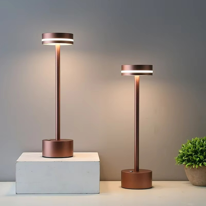Illuminazione Elegante con Lampada da Tavolo Frisbee