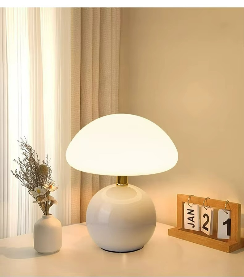 Lampada da Tavolo a Fungo - Stile Moderno e Calore Accogliente
