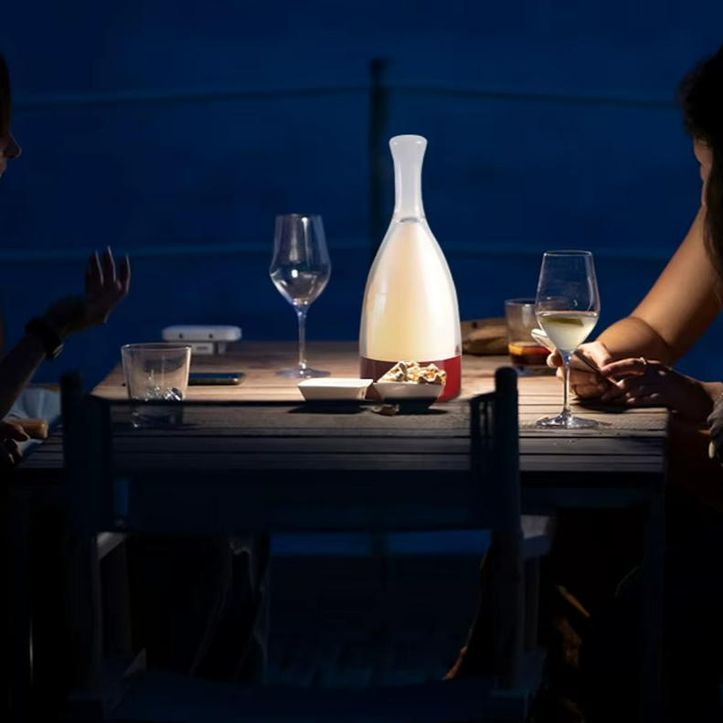 Lampada Portatile a Forma di Bottiglia di Vino - Eleganza e Atmosfera per Ogni Spazio
