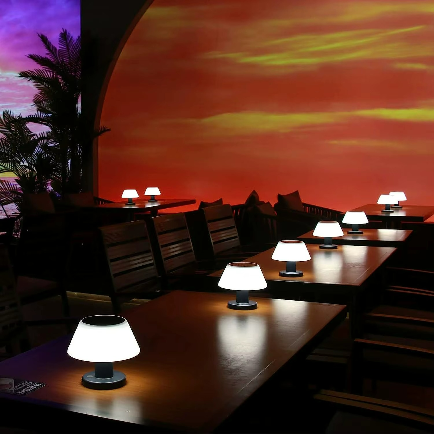 Lampada da Tavolo Solare a LED - Eleganza Versatile per Interni ed Esterni