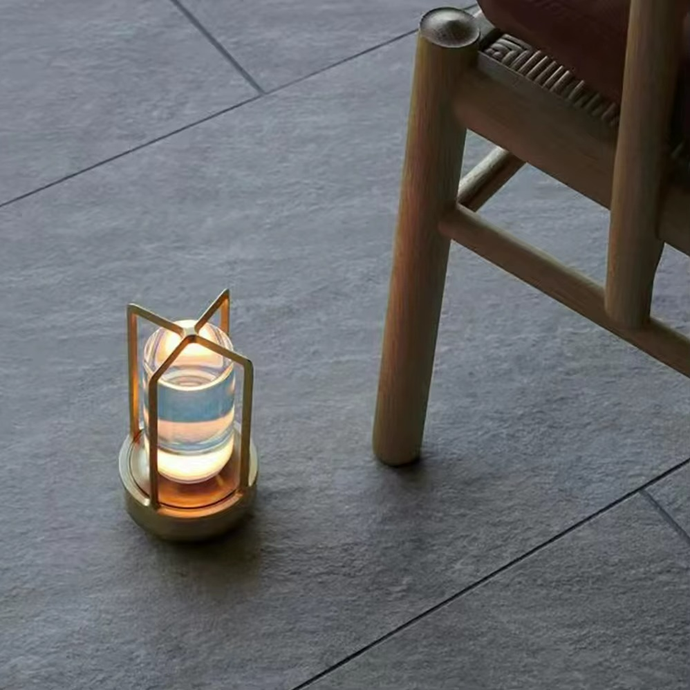 Lampada da Tavolo LED Senza Fili: Design Industriale e Versatilità