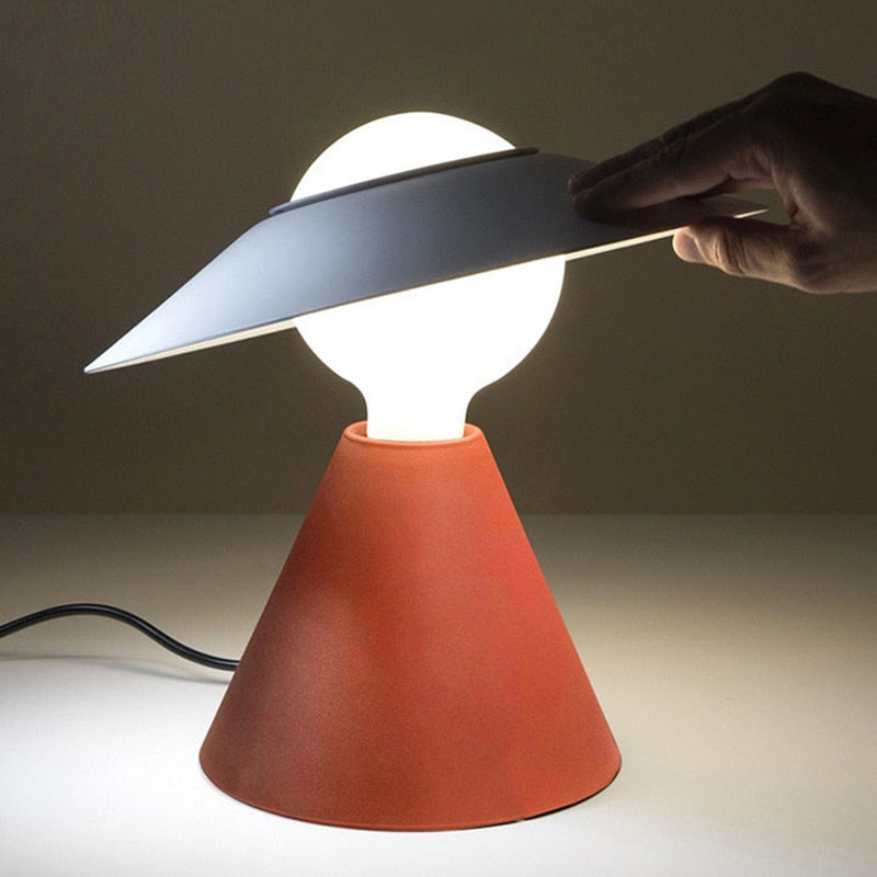 Eleganza Iconica con Lampada in Vetro "Straw Hat"