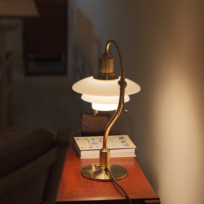 Raffinatezza Luminosa con Lampada da Comodino Decorativa