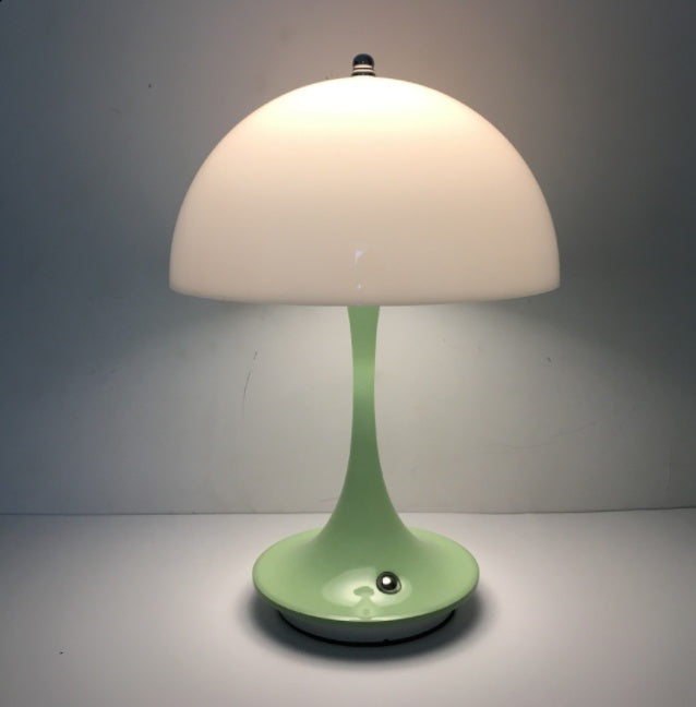 Lampada da Tavolo Nordica Retrò - Eleganza e Praticità per la Camera da Letto