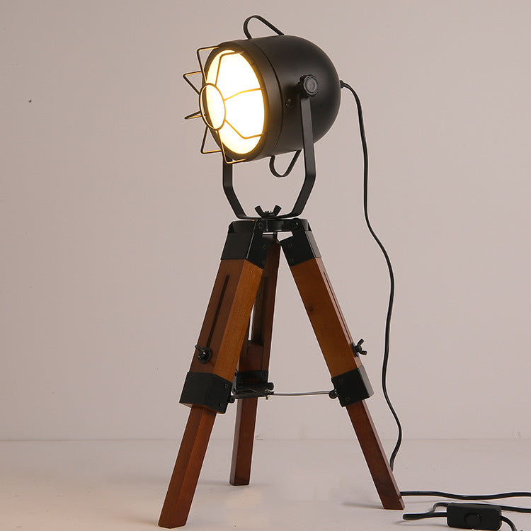 Fascino Vintage con Lampada da Tavolo a Treppiede