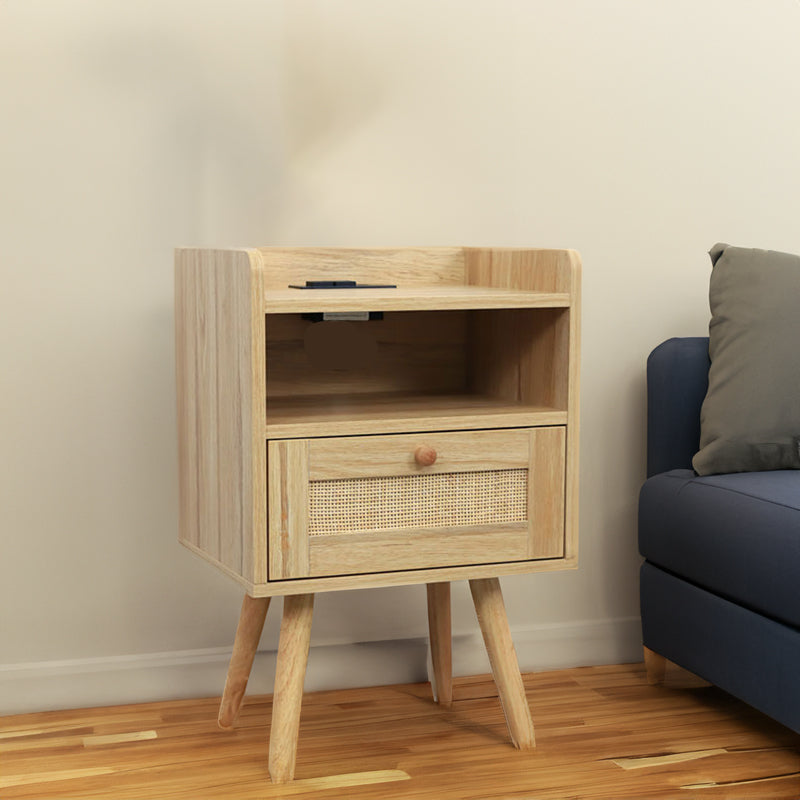 Eleganza Naturale: Comodino Intrecciato a Mano in Rattan con Prese, Porte USB e Porta Tipo C
