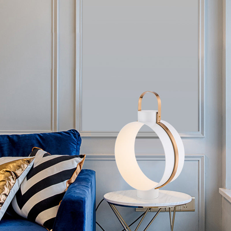 Eleganza Minimalista con Lampada da Tavolo Nordica