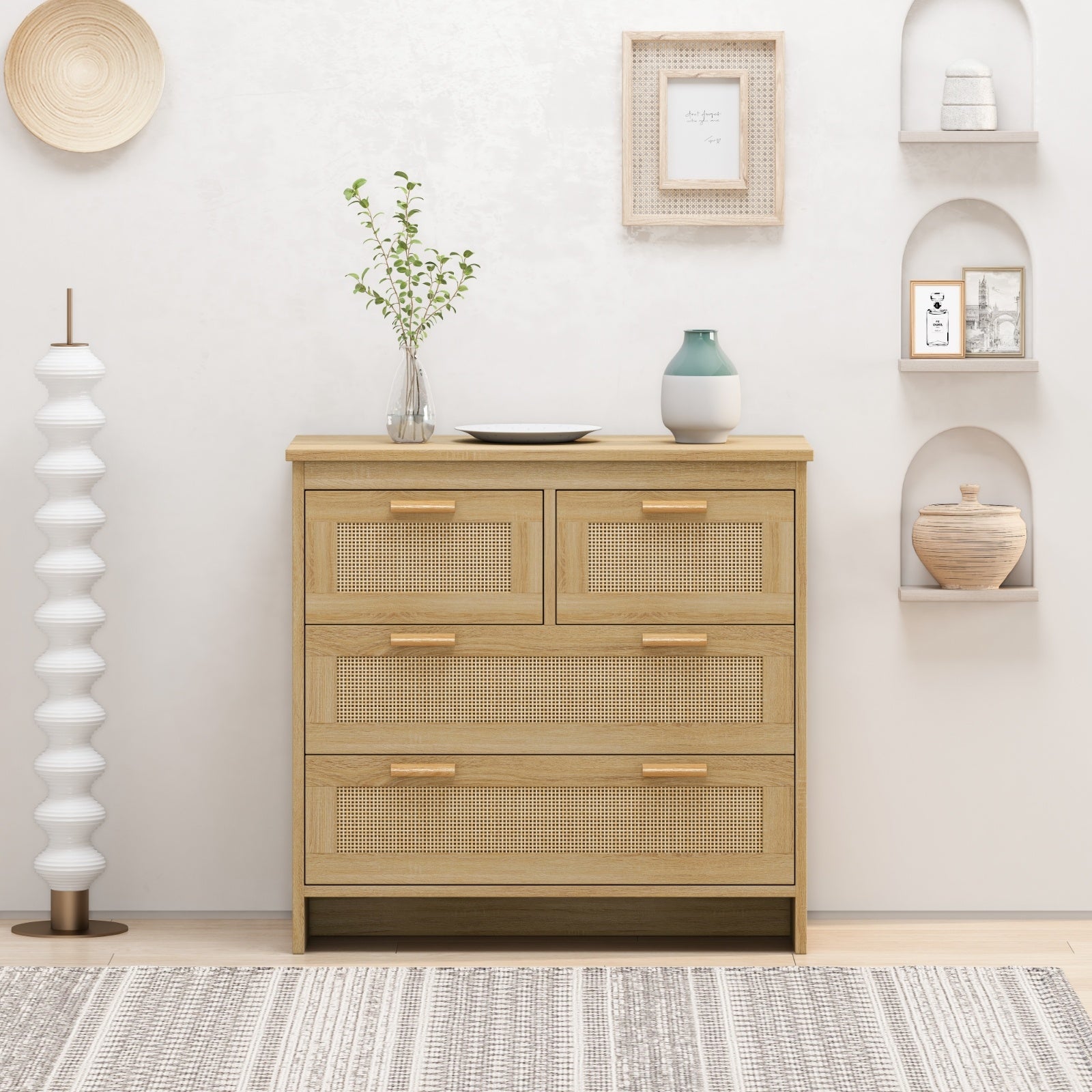 Eleganza Naturale con Mobile in Rattan a 4 Cassetti
