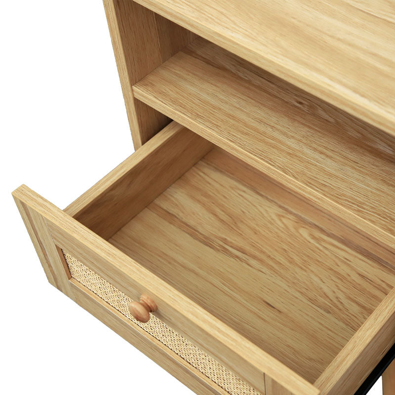 Eleganza Naturale: Comodino Intrecciato a Mano in Rattan con Prese, Porte USB e Porta Tipo C