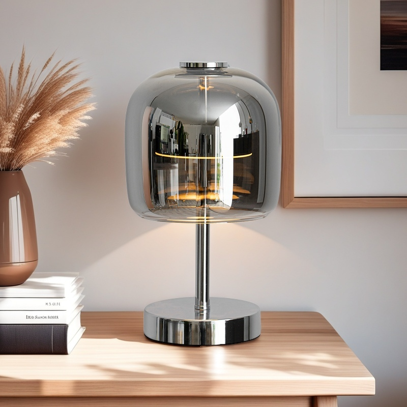 Lampada da tavolo in vetro con design minimalista scandinavo