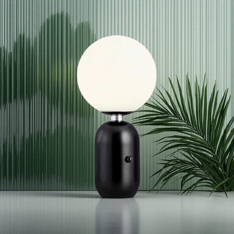 Raffinatezza Moderna con Lampada da Tavolo Sferica