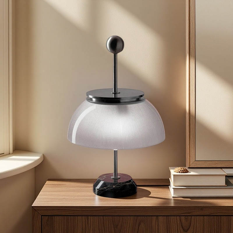Raffinatezza Minimalista con Lampada da Tavolo in Vetro