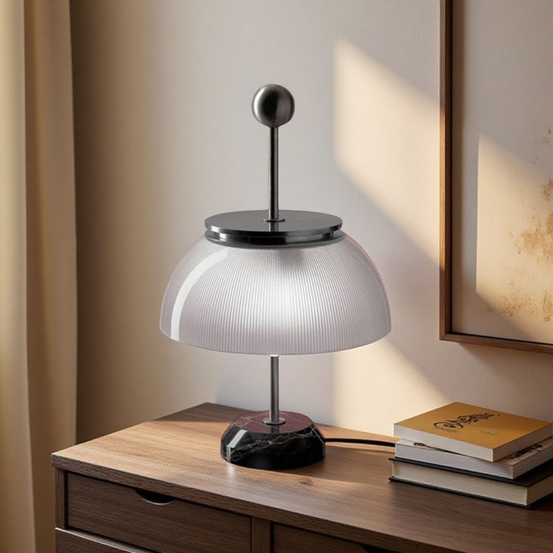 Raffinatezza Minimalista con Lampada da Tavolo in Vetro