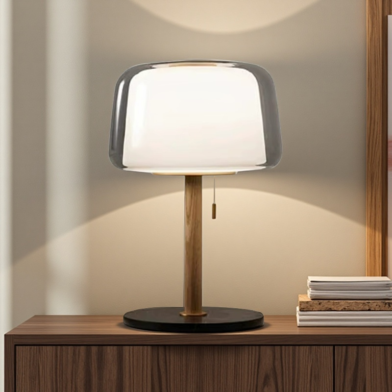 Eleganza Nordica con Lampada da Comodino di Design