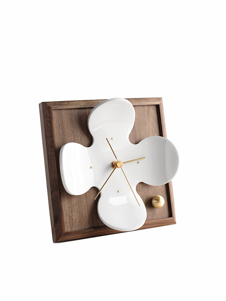 Eleganza Silenziosa con Orologio da Tavolo Fiore di Ciliegio