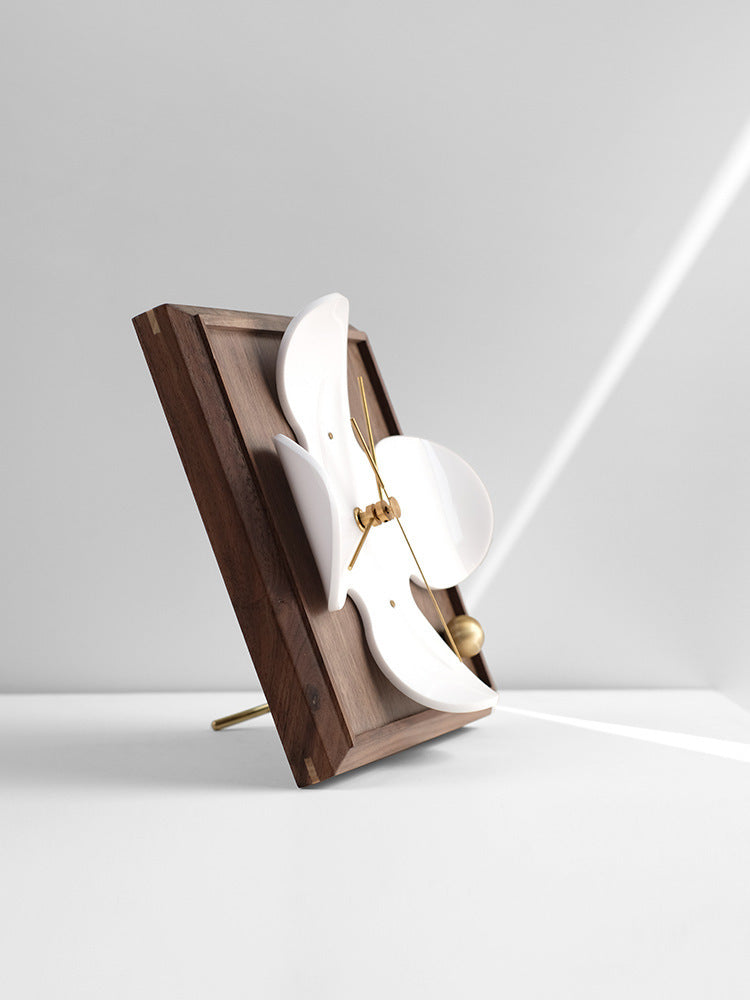 Eleganza Silenziosa con Orologio da Tavolo Fiore di Ciliegio