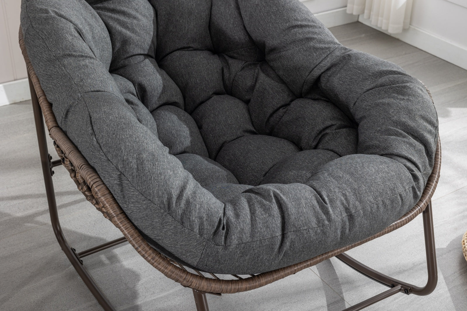 Sedia a Dondolo in Rattan con Cuscino - Comfort Naturale per Interni ed Esterni