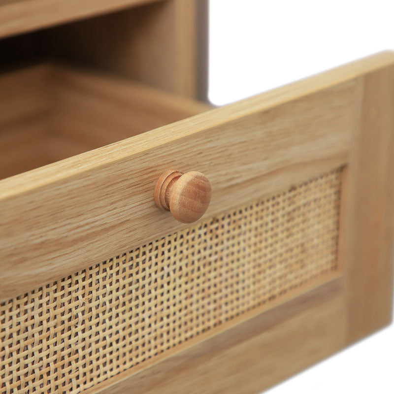 Eleganza Naturale: Comodino Intrecciato a Mano in Rattan con Prese, Porte USB e Porta Tipo C