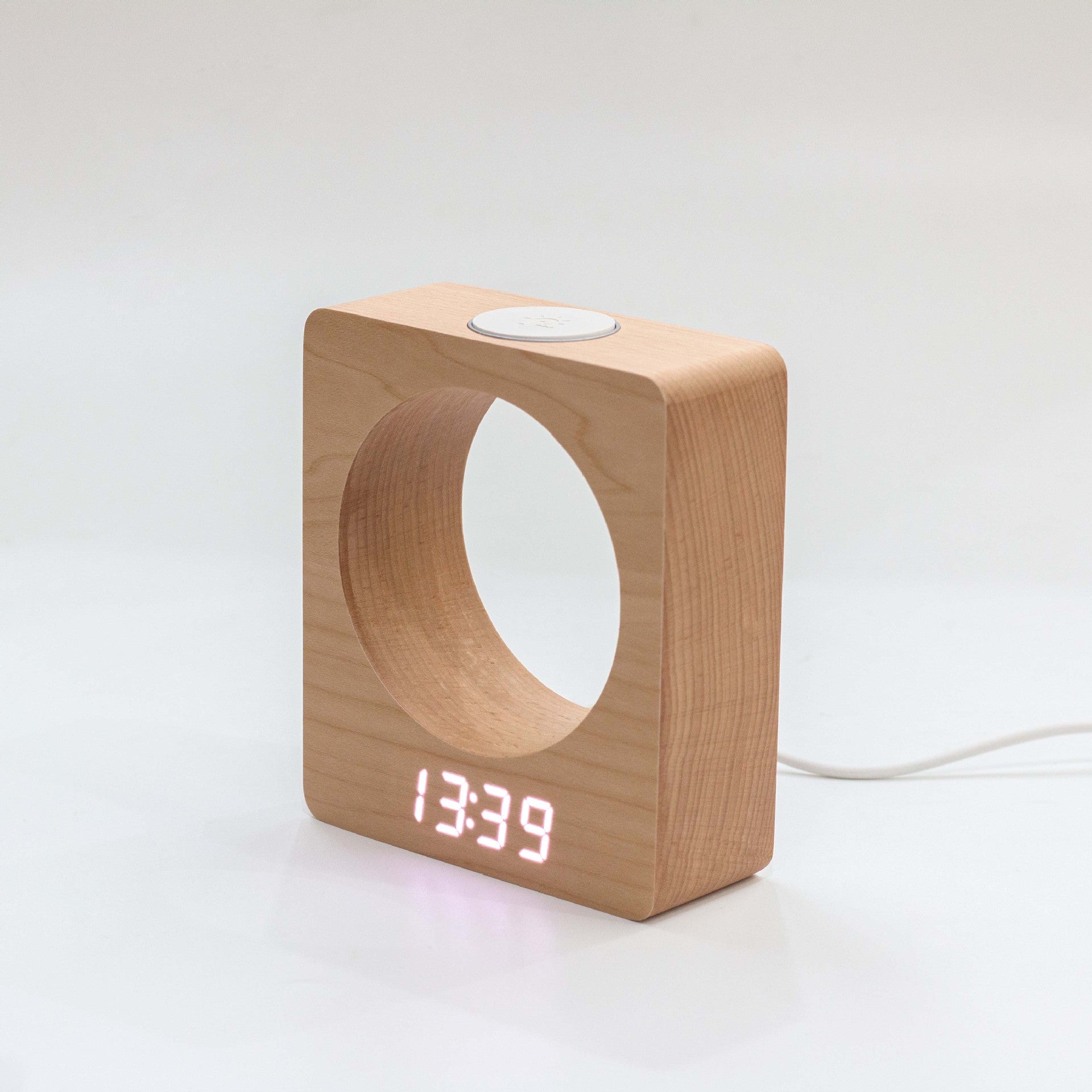 "Il Risveglio Naturale: Orologio in Legno con Luce LED e Allarme"