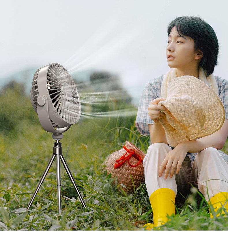 Ventilatore da Campeggio Multifunzione: Freschezza e Illuminazione Ovunque Tu Vada