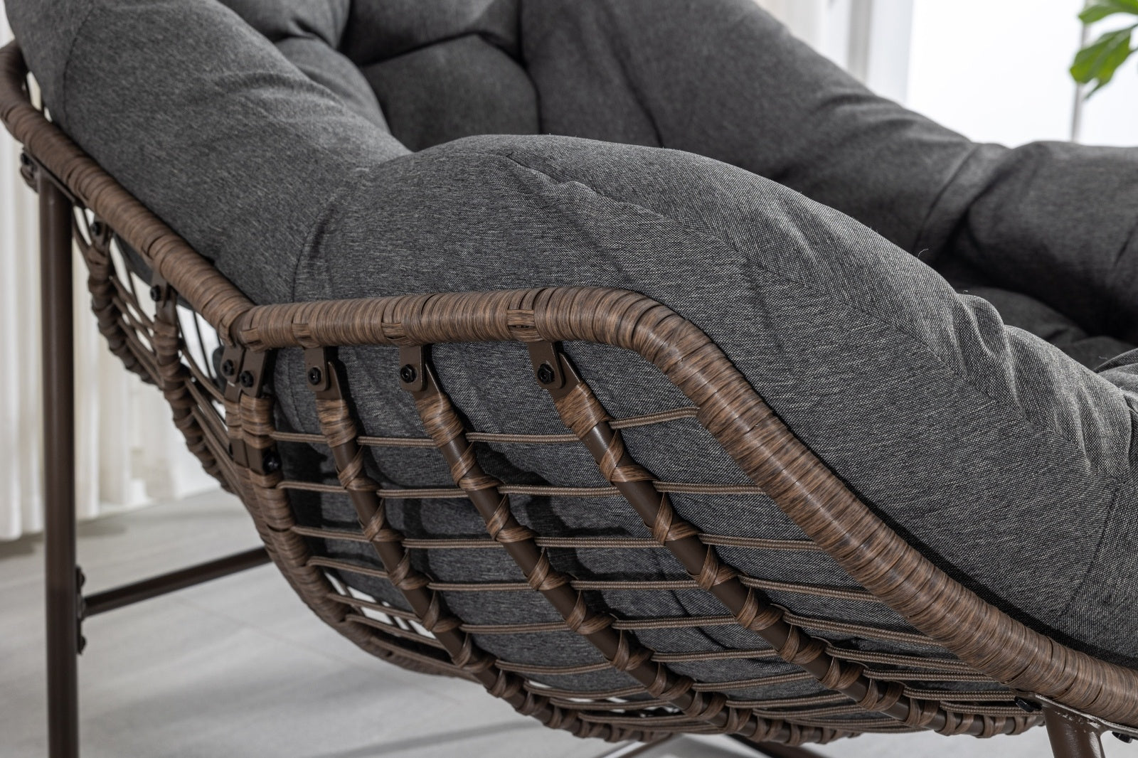 Sedia a Dondolo in Rattan con Cuscino - Comfort Naturale per Interni ed Esterni