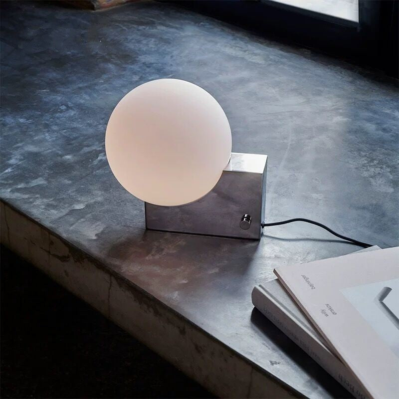 Eleganza Lunare con Lampada da Tavolo Decorativa Nordica