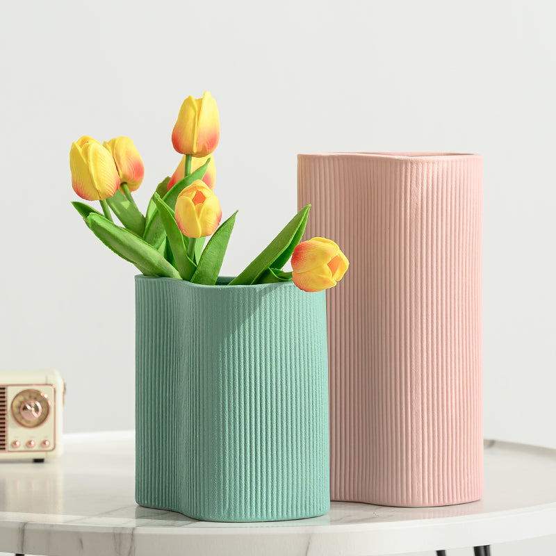 Vaso a Righe Verticali in Ceramica - Elemento Decorativo dallo Stile Nordico