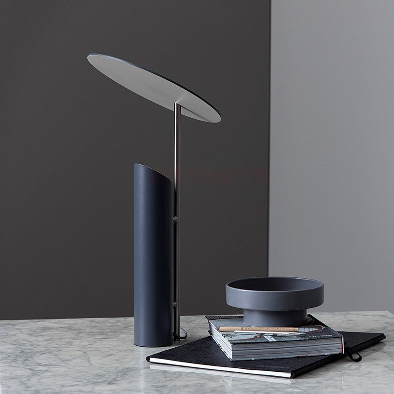 Lampada da Tavolo Creativa in Metallo - Stile Moderno per Ogni Ambiente