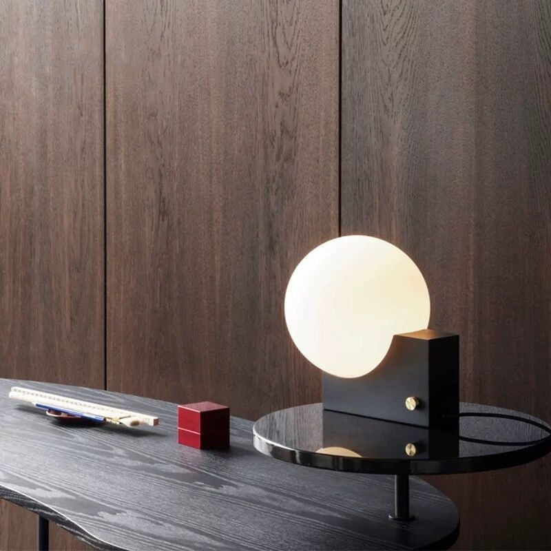 Eleganza Lunare con Lampada da Tavolo Decorativa Nordica