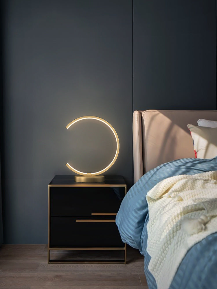 Lampada da Tavolo in Rame - Eleganza Minimalista con Tocco Vintage