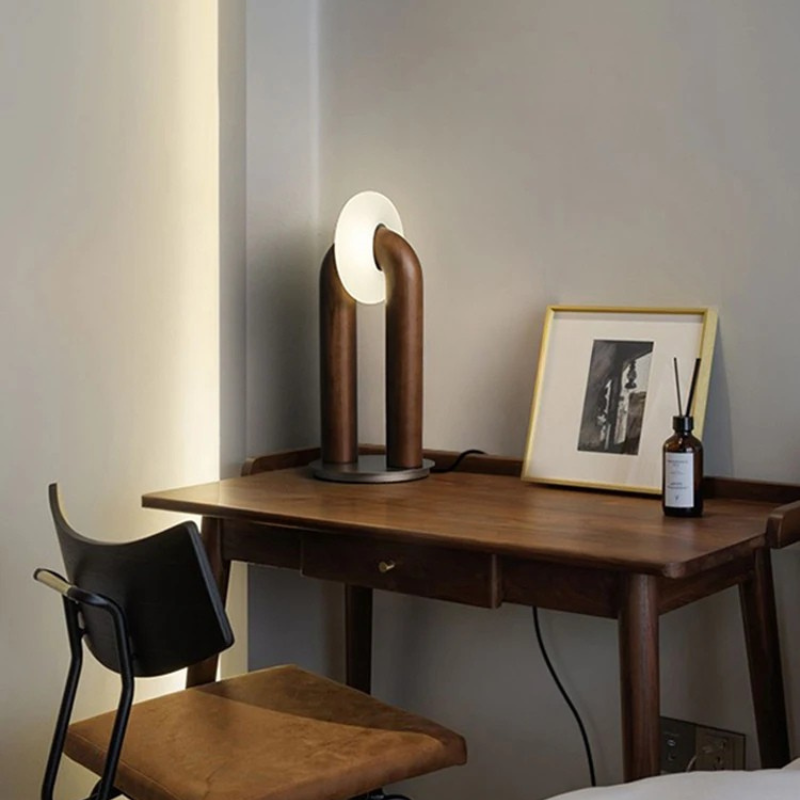 Lampada da Tavolo LED in Legno Massello – L'Arte della Luce che Dona Calore alla Tua Casa