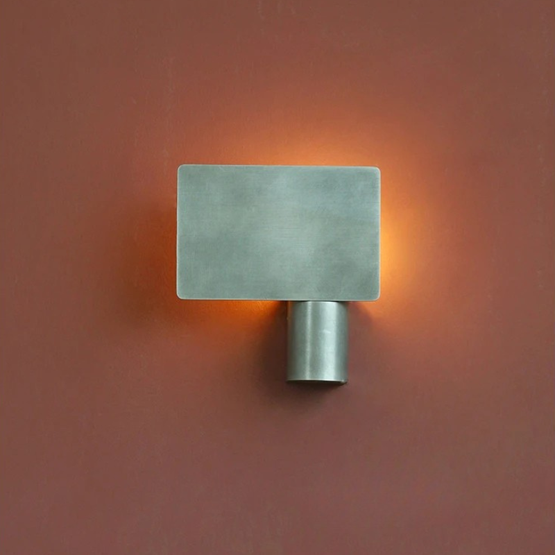 Aurora Edge — La luce che disegna il muro