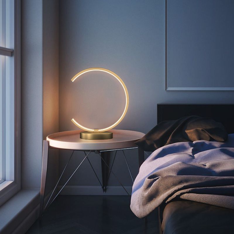 Lampada da Tavolo in Rame - Eleganza Minimalista con Tocco Vintage